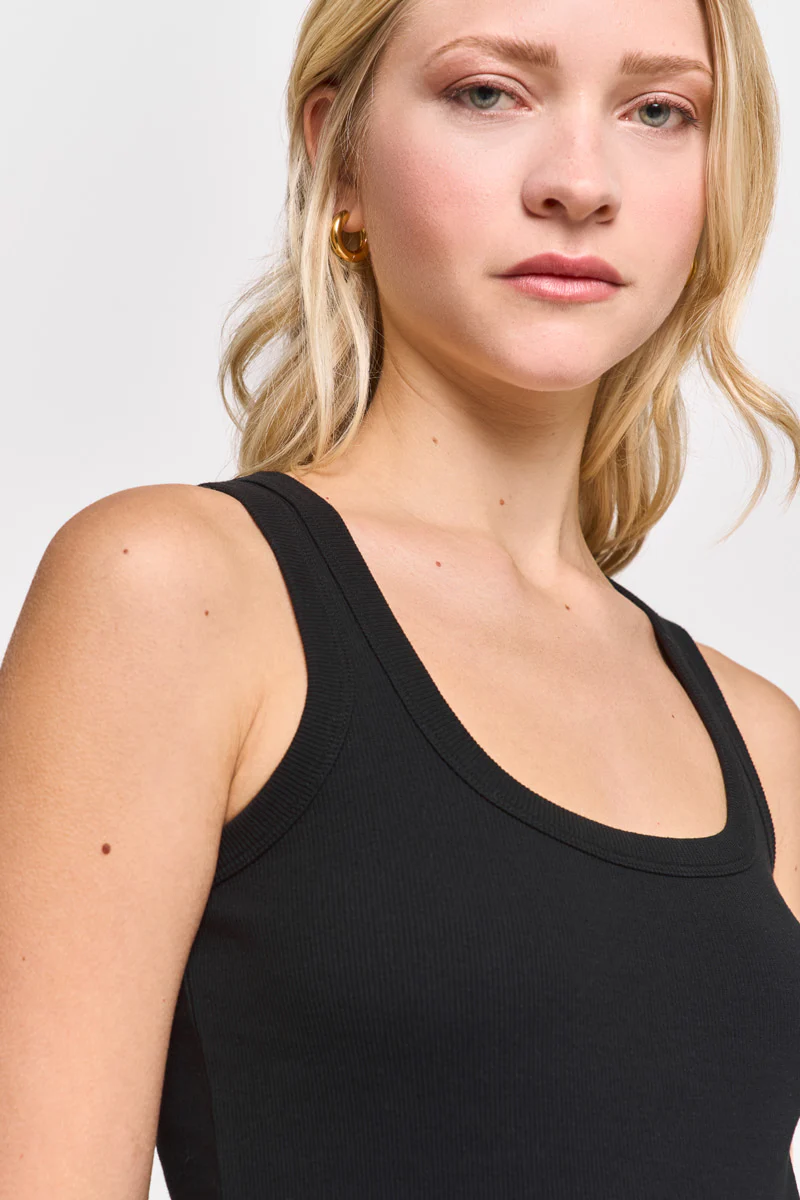 Basic Geripptes Top in Schwarz - Image 9