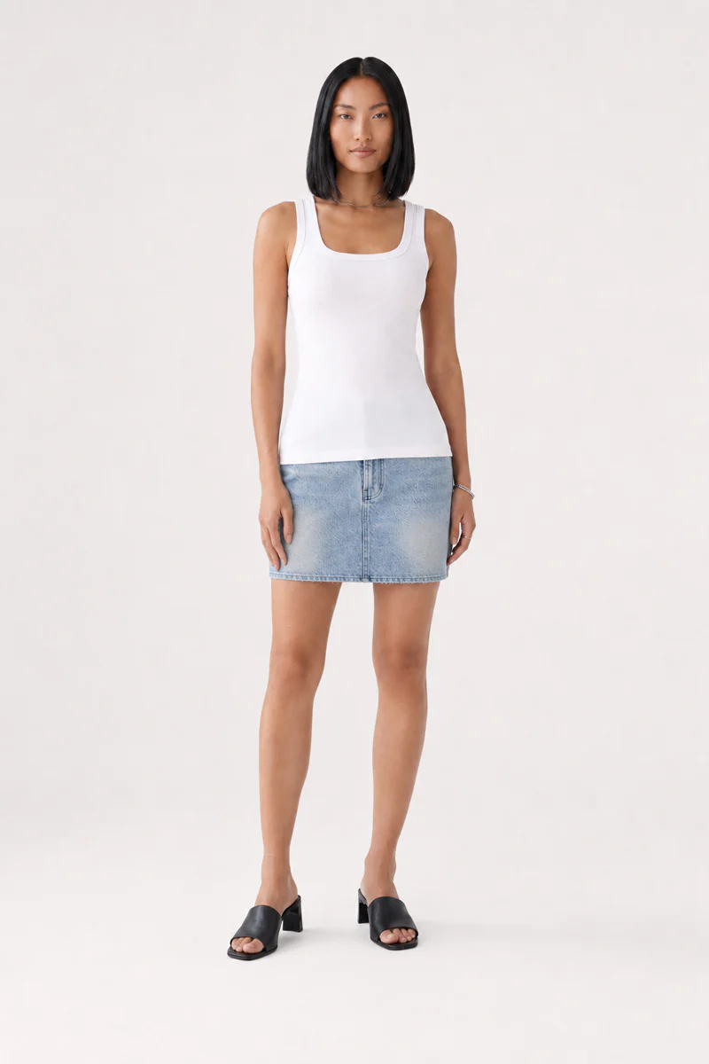 Basic Geripptes Top in Weiss - Image 5
