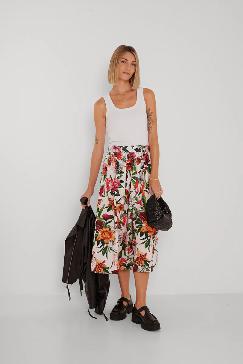 Basic Geripptes Top in Weiss - Image 6
