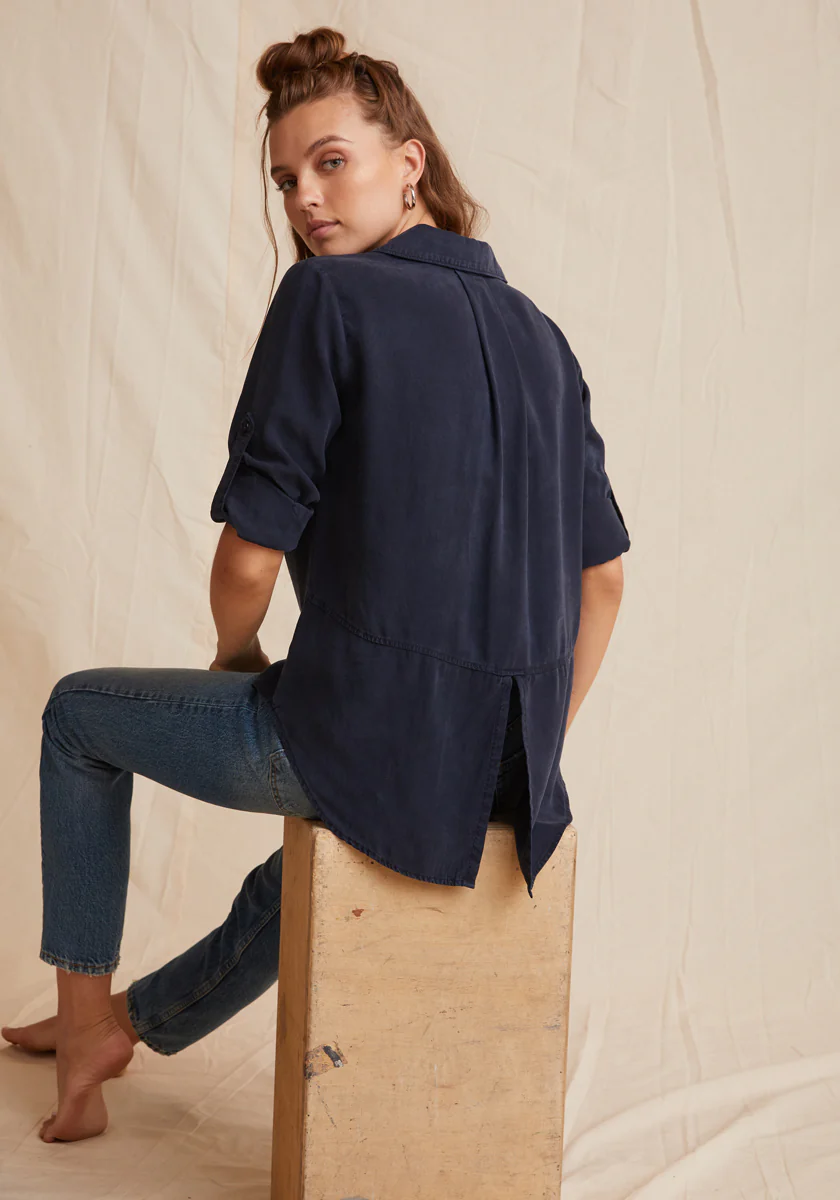 Blaue Hemdbluse mit Rückenschlitz - Image 9