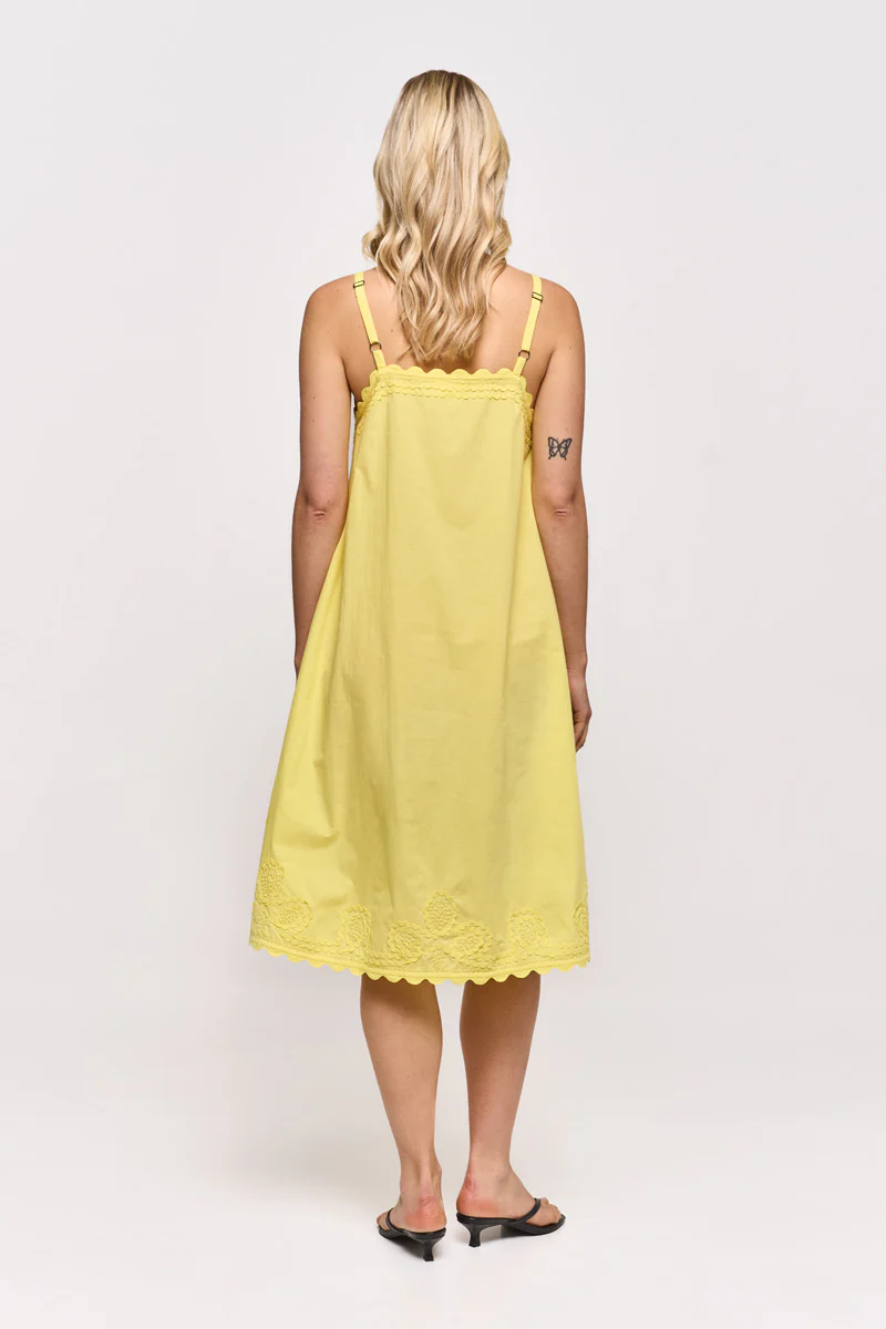 Gelbes Midikleid mit Stickerei und Seitenschlitzen - Image 5
