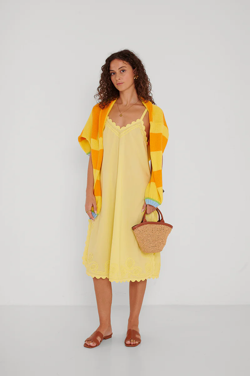 Gelbes Midikleid mit Stickerei und Seitenschlitzen - Image 7