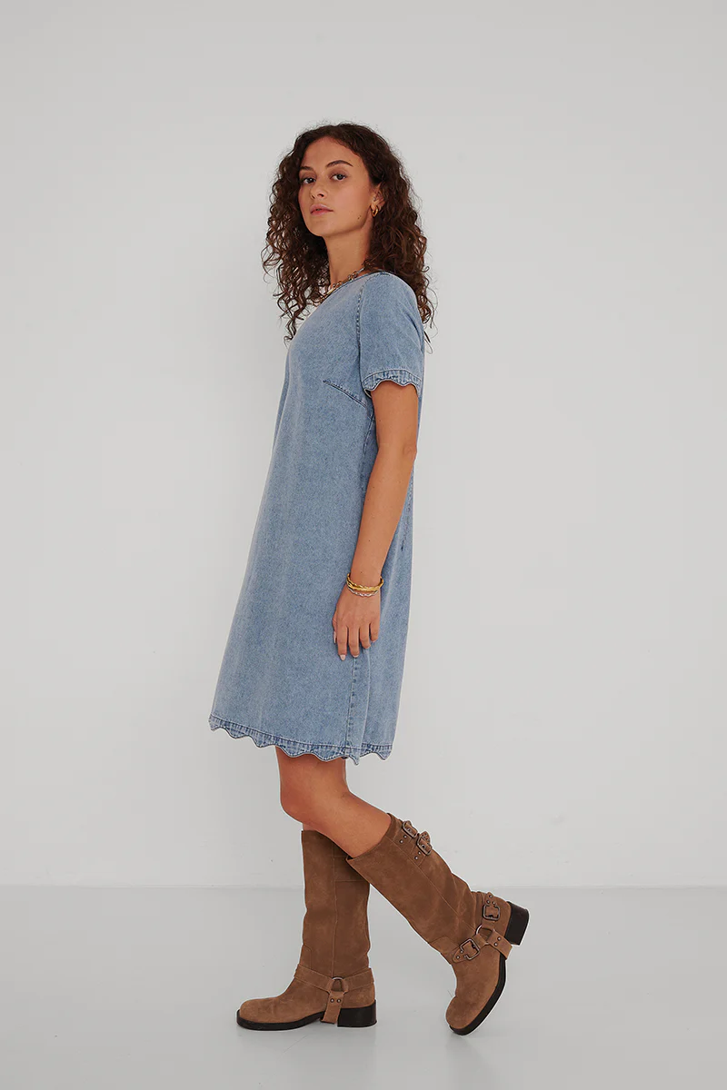 Jeans-Minikleid mit Wellendetails - Image 10