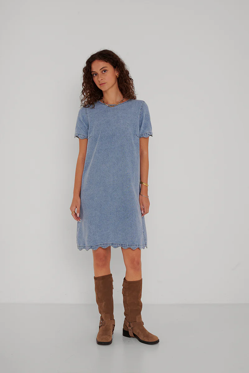 Jeans-Minikleid mit Wellendetails - Image 11