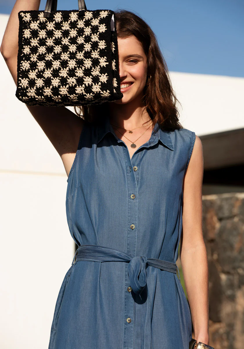 Monochrome Crossbody-Tasche in Häkeloptik - Image 5