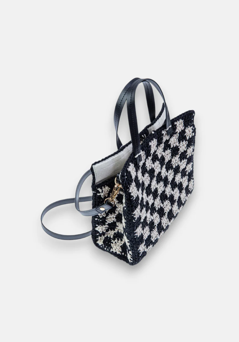 Monochrome Crossbody-Tasche in Häkeloptik - Image 6