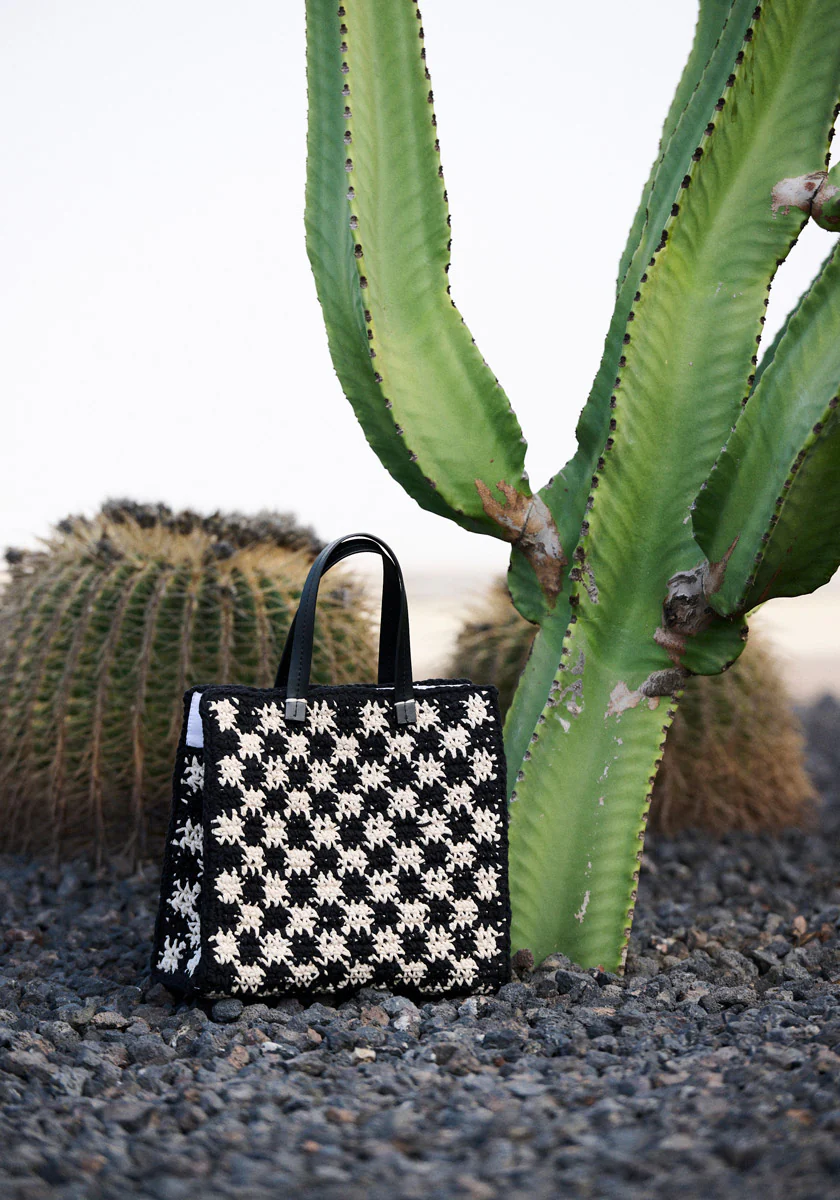 Monochrome Crossbody-Tasche in Häkeloptik - Image 7
