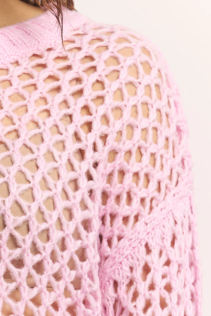 Rosa Lochstrickpullover mit gerippten Details - Image 4