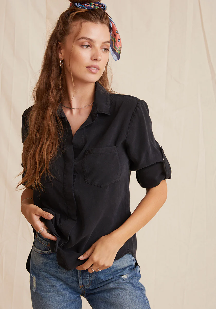 Schwarze Hemdbluse mit Rückenschlitz - Image 5