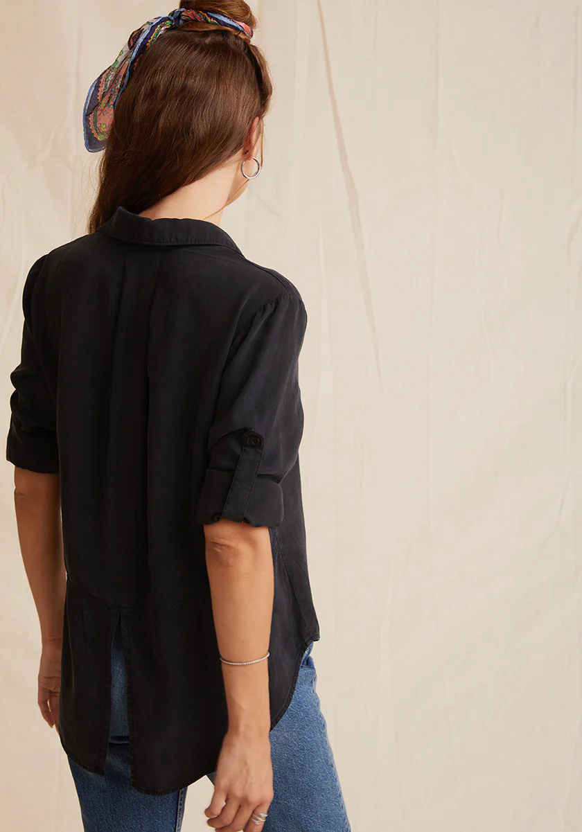 Schwarze Hemdbluse mit Rückenschlitz - Image 6