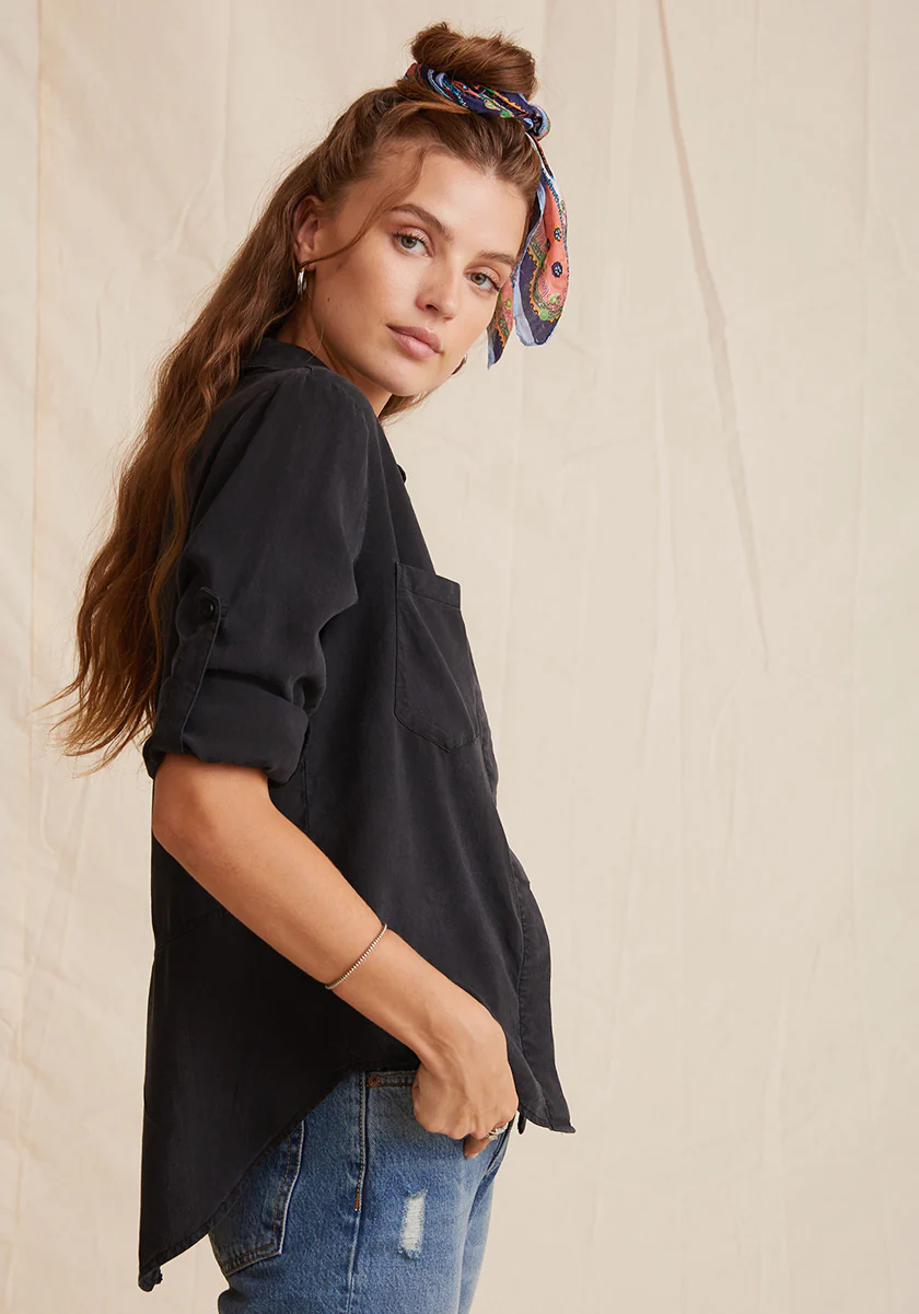 Schwarze Hemdbluse mit Rückenschlitz - Image 9