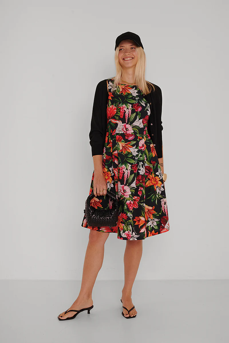 Schwarzes ärmelloses Midikleid mit roten Blumen - Image 8