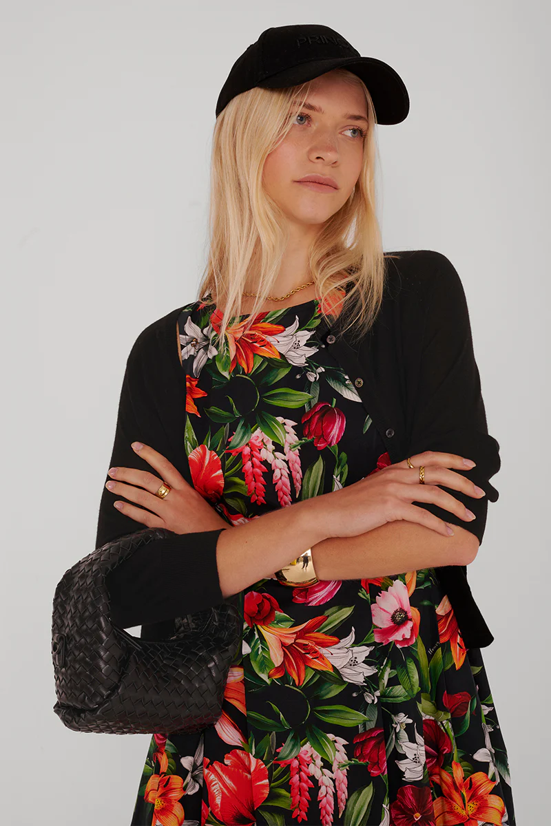 Schwarzes ärmelloses Midikleid mit roten Blumen - Image 9
